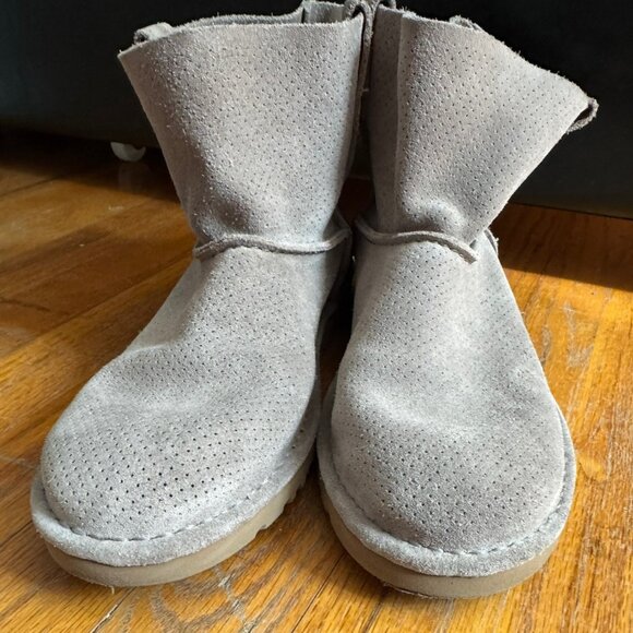 UGG Shoes - UGG Classic Short Boots - Size 9 - Light Taupe - Great Condition